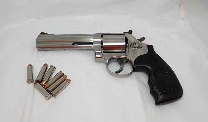 S&amp;W 686 MAGNUM REVOLVER