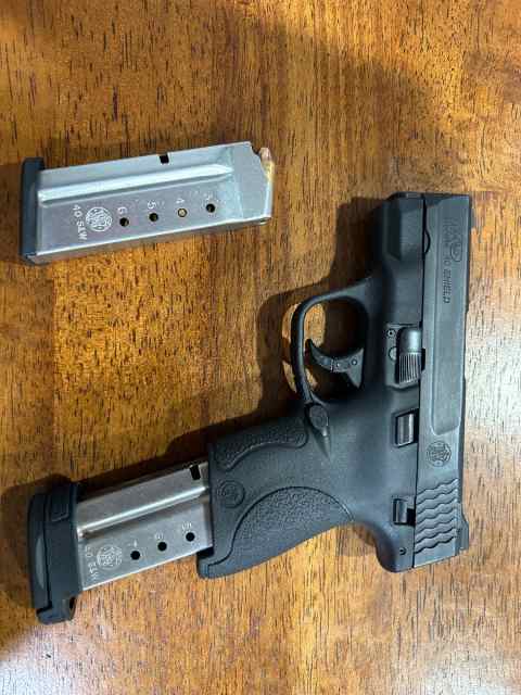 Smith and Wesson M&amp;P 40 shield 