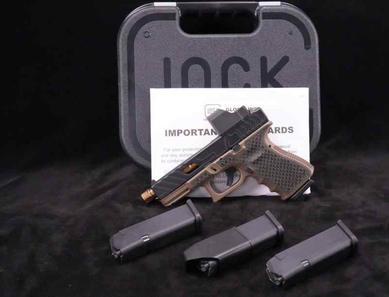 Glock G19 9mm 4..5&quot; Two-Tone Glock G-19 +4 MAGS