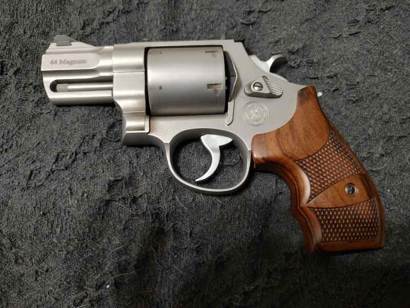 Smith and Wesson 629 snubnose 44 magnum 