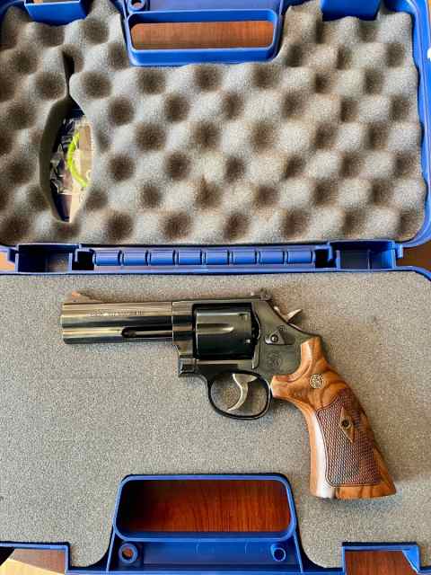 Smith &amp; Wesson model 586 4&quot; barrel
