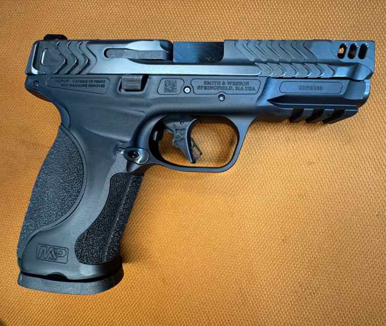 NEW IN BOX-Smith &amp; Wesson M&amp;P9 M2.0-9mm-SHIPS FREE
